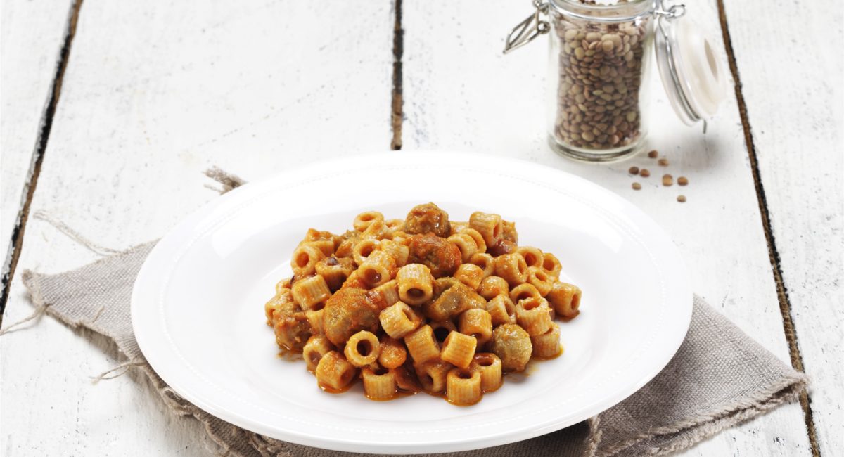 Tubetti di farro con polpette di lenticchie e sugo di pomodoro e legumi