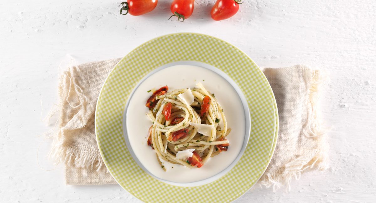 Spaghettoni di grano duro Cappelli con salsa al prezzemolo e pomodorini