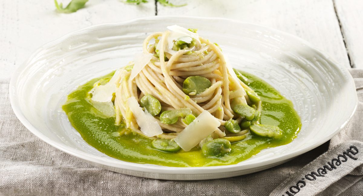 Spaghetti di farro con pesto di fave, pecorino e crema di rucola