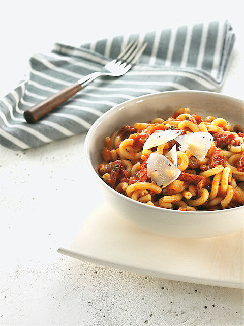 Gramigna di farro con sugo di pomodoro alle melanzane e pomodori secchi