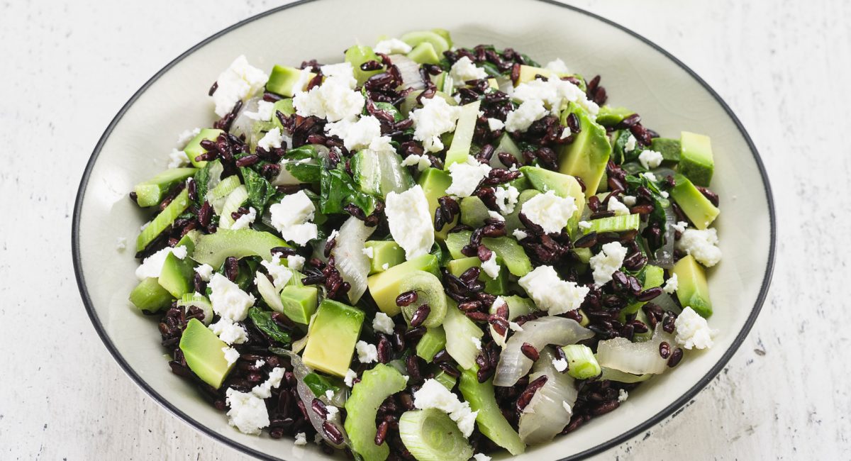 Insalata tiepida di riso nerone con avocado cremoso