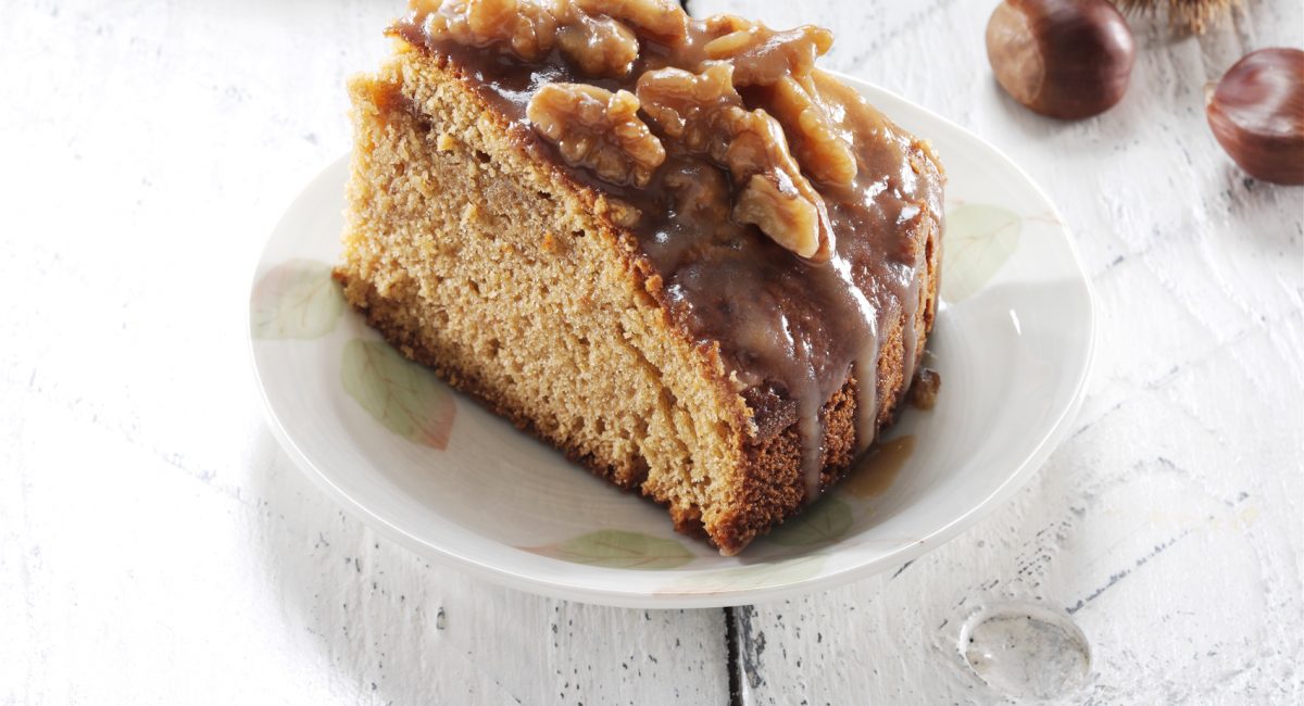 Torta al caffè con farina integrale di grano tenero macinata a pietra e caramello alle noci pecan