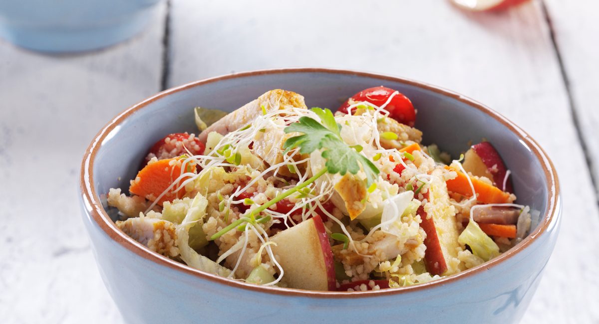 Cous cous con verdure, pollo e germogli