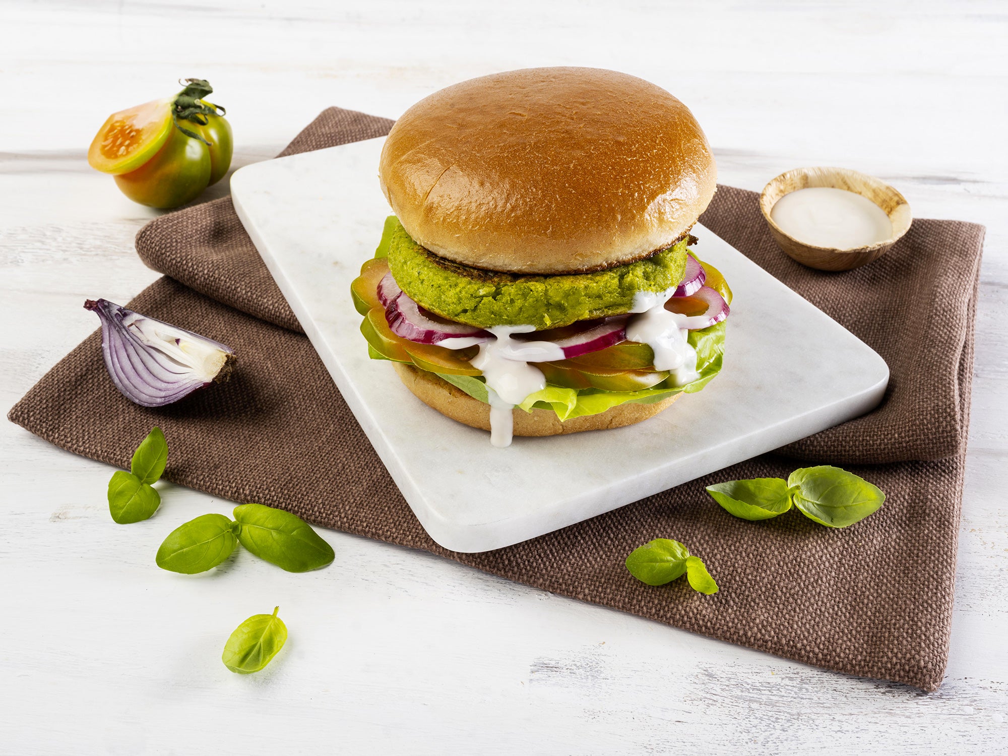 Burger ai piselli con basilico parzialmente disidratato e salsa allo yogurt