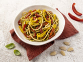 Pasta con i peperoni, mandorle e capperi