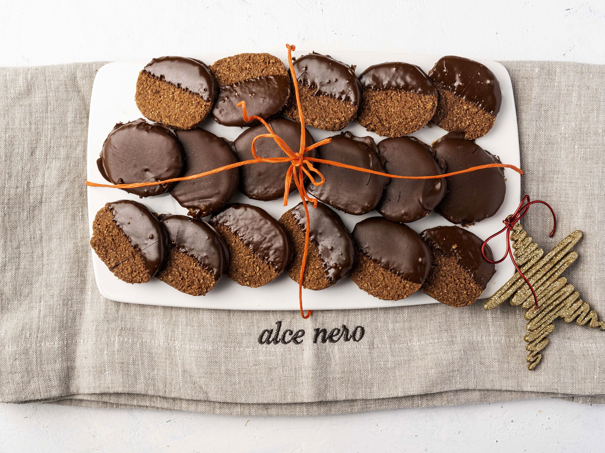 Biscotti al cacao e nocciole con cioccolato extra fondente 75%
