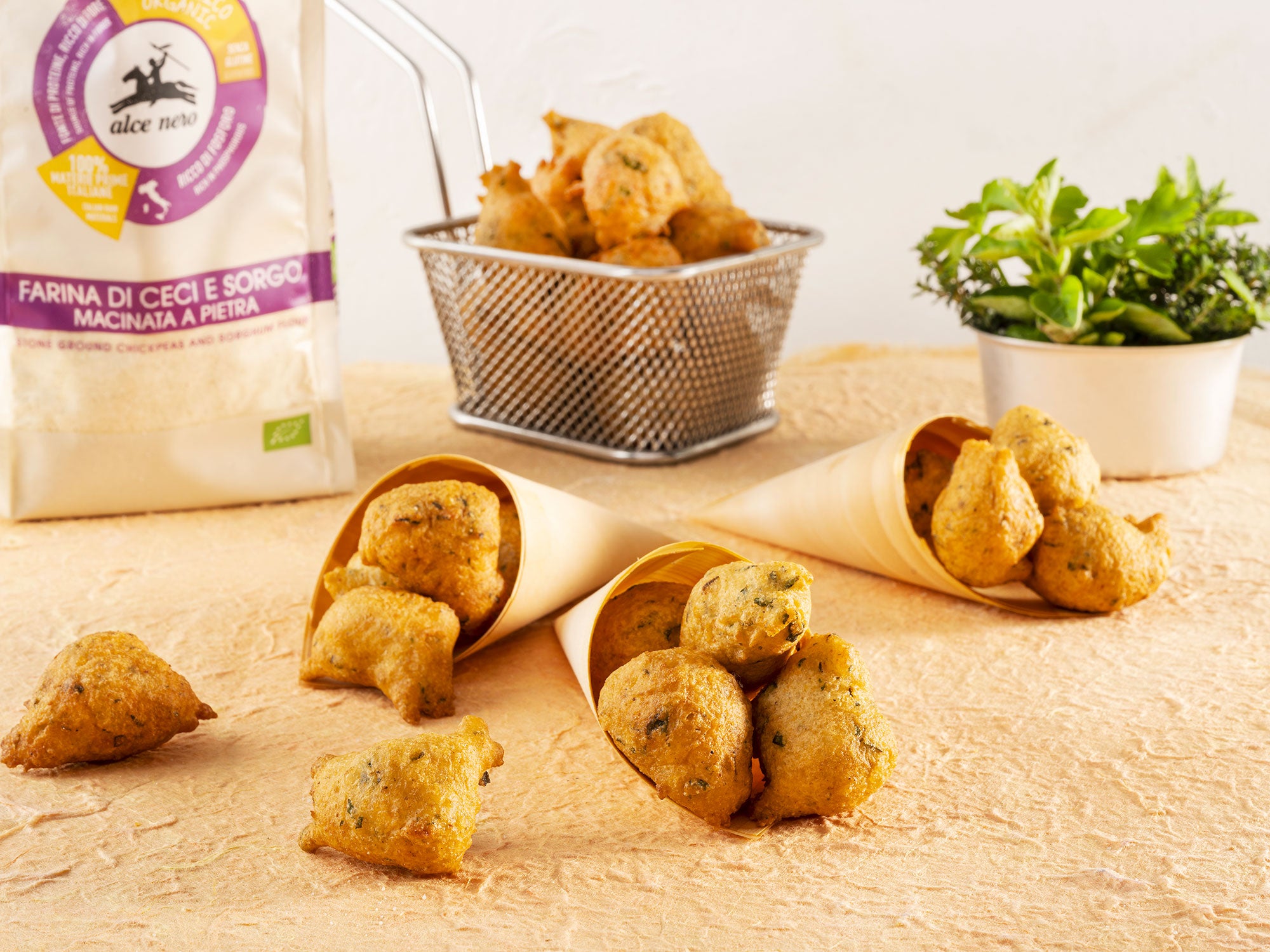 Frittelle con farina di ceci e sorgo con erbette fresche