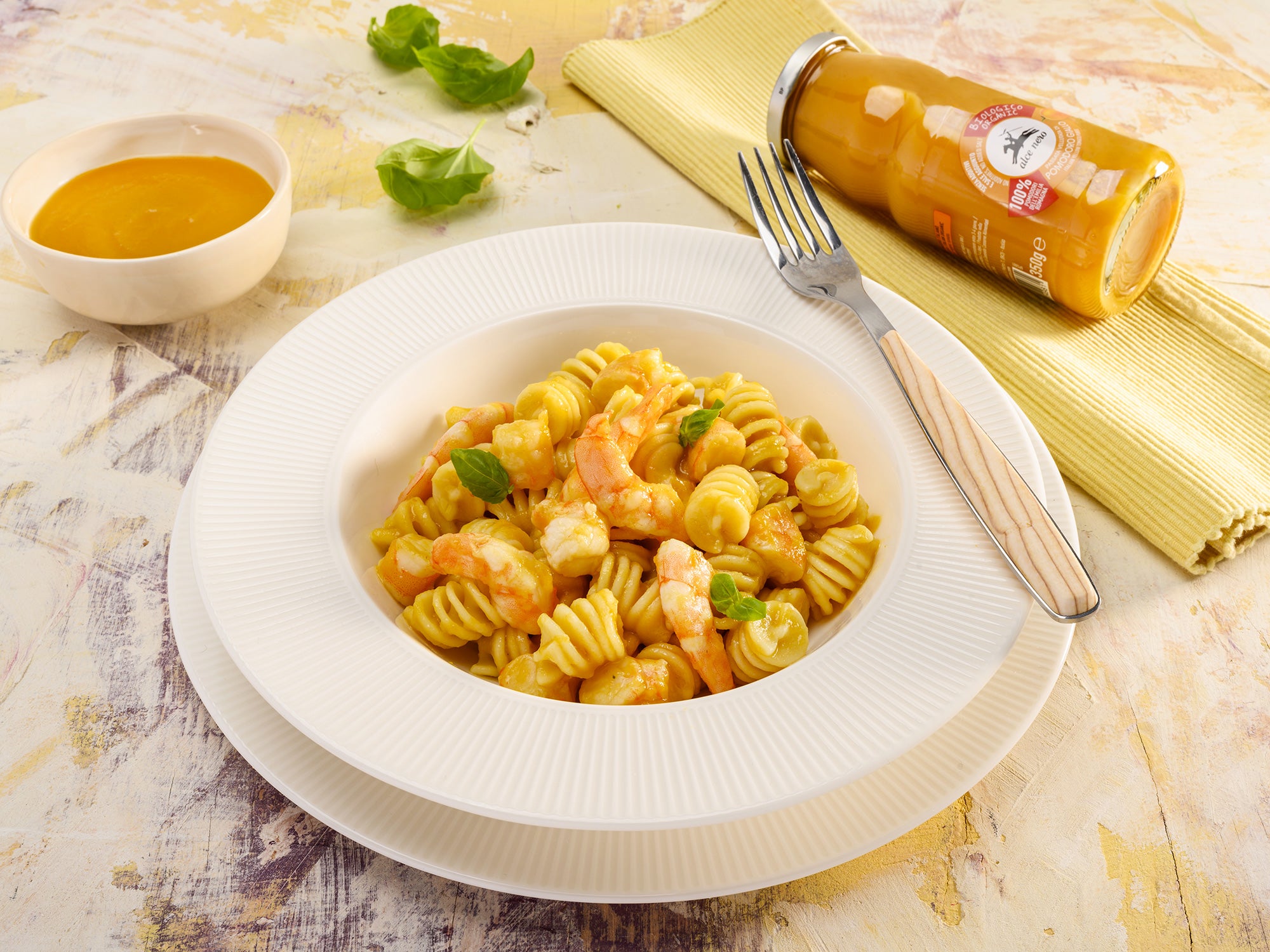 Fusilloni di grano duro Cappelli con passata vellutata di pomodoro giallo, gamberoni e basilico