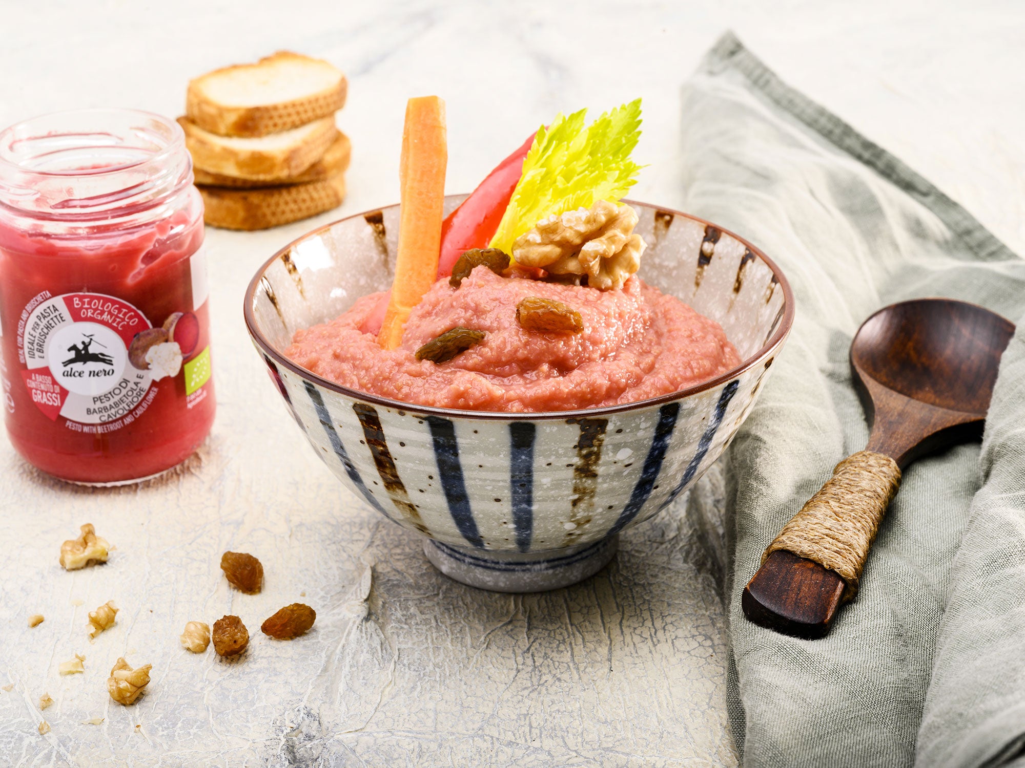 Hummus di ceci e pesto di barbabietola e cavolfiore