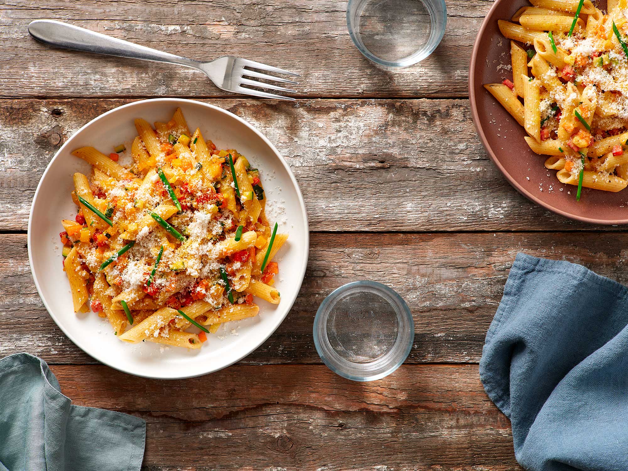 Pasta primavera con verdure di stagione e crema alle mandorle