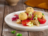 Polpette di miglio con insalata di carciofi e pomodorini