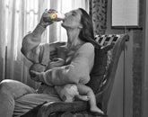 mamma con neonato e succo alce nero